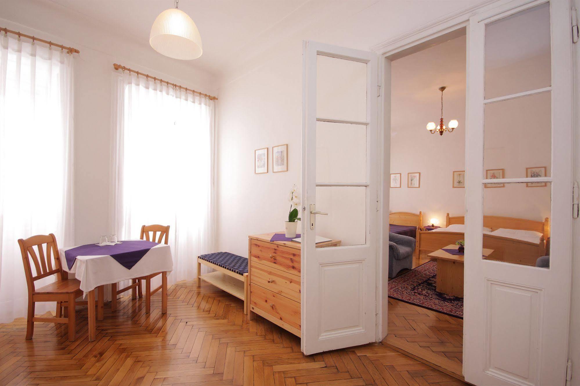 The Green Garland Pension Prague Exterior photo
