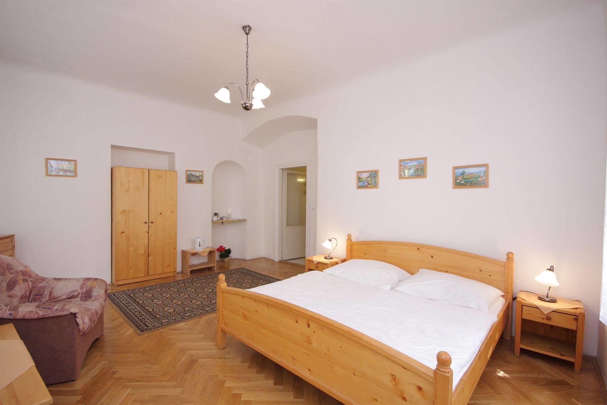The Green Garland Pension Prague Exterior photo